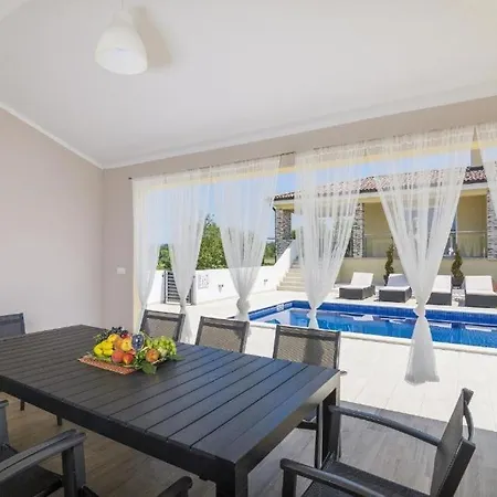 4 Bedroom Near Labin *