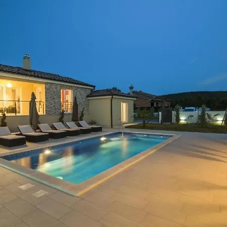 4 Bedroom Near Labin Vila