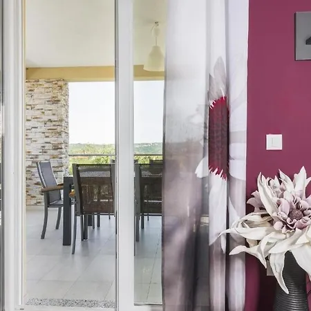 4 Bedroom Near Labin Vila *