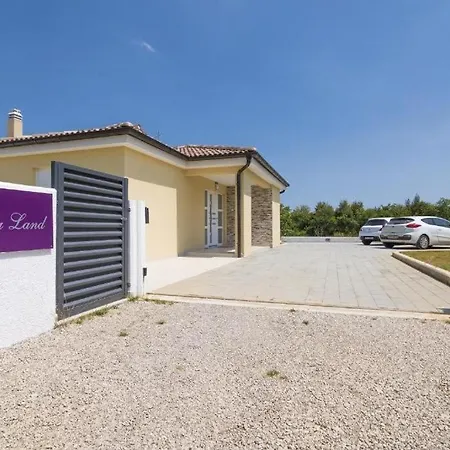 4 Bedroom Near Labin Vila *