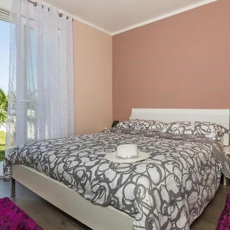 4 Bedroom Near Labin Vila